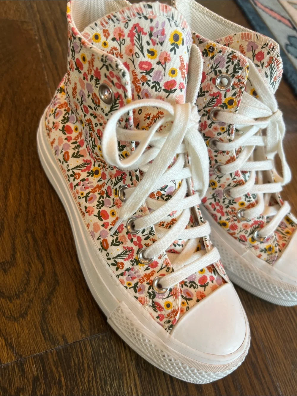Converse Kids Floral High-Top Sneakers 3 1/2 great condition